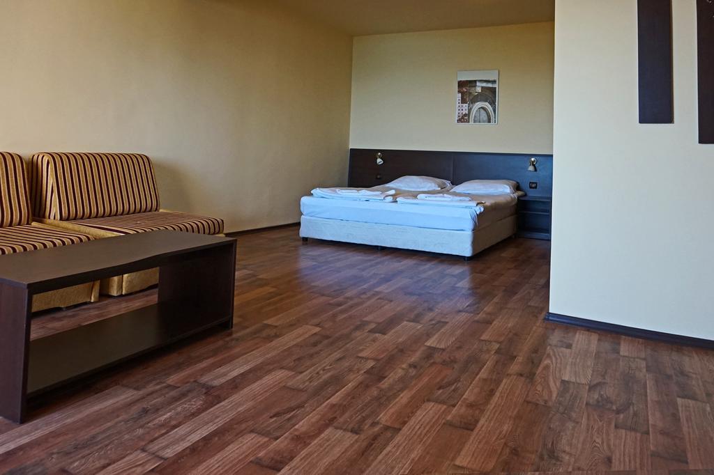 Bisser Hotel - Free Parking - Free Pool Access บัลชิค ภายนอก รูปภาพ